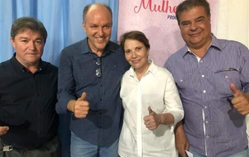 *** Na sexta-feira passada a noite foi muito especial para o prefeito de Coxim e atual pr&eacute;-candidato a reelei&ccedil;&atilde;o Edilson Magro (PP), que durante o lan&ccedil;amento da pr&eacute;-candidatura recebeu apoio de v&aacute;rios nomes importantes na pol&iacute;tica, tanto esfera estadual como nacional, entre eles, o deputado estadual, Junior Mochi (MDB), os senadores da Rep&uacute;blica, Nelsinho Trad (PSD) e Tereza Cristina, principal lideran&ccedil;a do seu partido em Mato Grosso do Sul. O evento foi lindo e contou com o apoio da popula&ccedil;&atilde;o coxinense e de dezenas de autoridades que refor&ccedil;aram atrav&eacute;s de v&iacute;deo o apoio incondicional a Edilson e Fl&aacute;vio Dias. Em 2020 Edilson Magro foi eleito para o cargo de prefeito de Coxim com 53,15% dos votos v&aacute;lidos, um total de 9.355 votos. Agora, aos 56 anos tenta seu segundo mandato ap&oacute;s receber a Prefeitura com muitas dificuldades e coloc&aacute;-la em ordem, com certeza h&aacute; muitas coisas para melhorar, mas ser&aacute; bem mais f&aacute;cil, porque j&aacute; conhece o &ldquo;caminho das pedras&rdquo;, e det&eacute;m credibilidade e concretizado importantes parcerias com o Governo estadual e federal, al&eacute;m de senadores, deputados e com isso viabilizou muitos recursos em infraestrutura, cultura, sa&uacute;de, educa&ccedil;&atilde;o, lazer, e partindo disso a campanha para reelei&ccedil;&atilde;o promete ser pautada em divulgar essas parcerias e propostas para o avan&ccedil;o de Coxim, com muitas obras j&aacute; realizadas e outras em andamento.. Edilson e Fl&aacute;vio Dias contam hoje com nove partidos em seu projeto de reelei&ccedil;&atilde;o, quando vai para as ruas em busca de votos acompanhado de aproximadamente 120 pr&eacute;-candidatos a vereadores. 