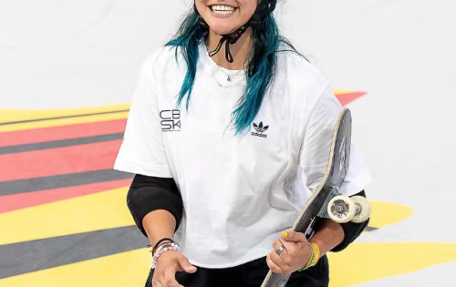 **** Raicca Ventura come&ccedil;ou a competir no skate aos dez anos. A jovem, criada no ABC Paulista, desembarca em Paris, na Fran&ccedil;a, aos 17 anos, como uma das favoritas ao p&oacute;dio do skate park nos Jogos Ol&iacute;mpicos e com a motiva&ccedil;&atilde;o de outras gera&ccedil;&otilde;es em lutar contra o machismo na modalidade. "Quando comecei, o preconceito com as mulheres no skate j&aacute; era menor, gra&ccedil;as &agrave;s lutas de gera&ccedil;&otilde;es anteriores, como as da Leticia Bufoni e demais skatistas. Mas, ainda assim, sempre tive que provar em dobro que merecia estar ali, at&eacute; mesmo porque eu competia com os meninos. Ent&atilde;o um coment&aacute;rio ou outro acabava rolando, n&atilde;o entre os atletas, mais entre o pessoal de fora", relembra.