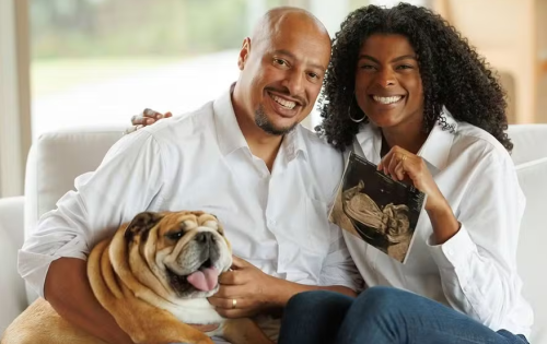 **** A ex-jogadora e apresentadora Fernanda Garay, 38 anos de idade, anunciou que est&aacute; gr&aacute;vida. Aos 38 anos de idade, ela &eacute; casada com Marcio Santos desde 2017 e um filho fazia parte dos planos deles. Ao contar a novidade, o casal posou com o cachorrinho de estima&ccedil;&atilde;o e exibiu imagens da ultrassonografia. "Estamos gr&aacute;vidos!!! Nossos cora&ccedil;&otilde;es est&atilde;o transbordando de alegria e o nosso amor sendo multiplicado&hellip; Aqui dentro est&aacute; acontecendo o milagre da vida e o nosso beb&ecirc; est&aacute; vindo para encher as nossas vidas com mais cor e muito mais amor", escreveu ela em post publicado nesta ter&ccedil;a-feira (16), no Instagram.