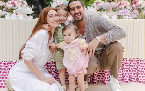 **** Thaila Ayala celebra o retorno aos trabalhos de atriz ap&oacute;s se tornar m&atilde;e de Francisco, 2, e Tereza, 1, ao mesmo tempo em que estrela a primeira novela com o marido, Renato G&oacute;es, com quem vive um relacionamento desde 2017. Ela reflete com excusividade para a Quem sobre a volta &agrave;s novelas como a controversa Elisa ,em Fam&iacute;lia &Eacute; Tudo, e a experi&ecirc;ncia de dividir a trama com o amado, que protagoniza a narrativa de Daniel Ortiz. "A gente sempre dividiu muito sobre o nosso trabalho. Ele sempre me ajudou, sempre ajudei ele. S&oacute; que sempre eram trabalhos distintos. Voc&ecirc; nunca consegue realmente somar um com o outro com total propriedade do trabalho, sempre o outro que est&aacute; 100% envolvido, que conhece a trama, conhece tudo. Est&aacute; sendo uma onda, porque &eacute; a gente troca l&aacute; e troca em casa muito", afirma.