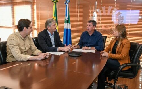 ***O governador Eduardo Riedel, acompanhado dos secret&aacute;rios Jaime Verruck (Meio Ambiente e Desenvolvimento) e Rodrigo Perez (Governo e Gest&atilde;o Estrat&eacute;gica), durante assinatura do termo de posse da nova diretora-presidente da MSG&Aacute;S (Companhia de G&aacute;s de Mato Grosso do Sul), a economista Cristiane Alkmin Junqueira Schmidt, ex-secret&aacute;ria-adjunta de Acompanhamento Econ&ocirc;mico do Minist&eacute;rio da Fazenda e ex-secret&aacute;ria de Economia de Goi&aacute;s. Parab&eacute;ns Cristiane!!
