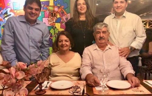  *** Ilustrando nossa coluna de hoje essa fam&iacute;lia linda e querida em Coxim, Celina Teodoro de Castro, seu esposo Jos&eacute; Mauro e fam&iacute;lia. Celina que celebrou ontem (18), mais um anivers&aacute;rio, Nossos parab&eacute;ns !!