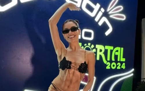 **** As redes sociais t&ecirc;m repercutido as fotos de Gkay, de 31 anos, enquanto curtia o Fortal, Carnaval fora de &eacute;poca que aconteceu em Fortaleza na &uacute;ltima semana, e o corpo da influenciadora digital chamou aten&ccedil;&atilde;o dos internautas. Algumas pessoas se disseram impressionadas com a magreza e a barriga trincada da comediante. Nas fotos em que a humorista aparece com o corpo &agrave; mostra, internautas expressaram preocupa&ccedil;&atilde;o com o emagrecimento de Gkay. Al&eacute;m disso, a dona da Farofa tamb&eacute;m foi comparada a outras famosas que deram o que falar pelo emagrecimento, como Bianca Andrade e a sertaneja Maiara.