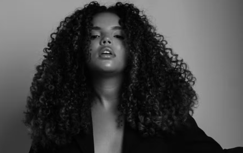 **** Giovanna Pitel contou em um desabafo postado em seu Instagram nesta segunda-feira (22) que ap&oacute;s sair do BBB estava se produzindo com profissionais para um evento quando cortaram seu cabelo sem sua permiss&atilde;o. A apresentadora, de 24 anos, disse que n&atilde;o conseguiu reagir a tempo. Ela agora torce para que a mecha cortada cres&ccedil;a logo. "Quando a gente sai do programa &eacute; submetido a um monte de sim. J&aacute; tem gente para fazer foto, v&iacute;deo, make e voc&ecirc; s&oacute; vai indo. Em um desses 's&oacute; vai indo', a pessoa simplesmente cortou o meu cabelo e eu n&atilde;o consegui falar nada. Ainda bem que est&aacute; crescendo. Mas s&oacute; veio ela com a tesourinha porque ficava mais bonito no penteado", relembrou em seu Stories.
