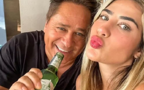 **** J&eacute;ssica Beatriz Costa, de 30 anos, explicou, nesta ter&ccedil;a-feira (23), o motivo de sua aus&ecirc;ncia no anivers&aacute;rio do pai, o cantor sertanejo Leonardo, de 61 anos. A nova idade do artista est&aacute; sendo comemorada em sua fazenda, a Talism&atilde;, na companhia de Virginia Fonseca, Z&eacute; Felipe, e mais familiares. J&eacute;ssica disse ter recebido cr&iacute;ticas por n&atilde;o estar presente. "Respondendo as milhares, trilhares, bilhares de perguntas que voc&ecirc;s mandaram, se vou pra Fazenda Talism&atilde;: N&atilde;o, gente, infelizmente esse ano n&atilde;o poderei comparecer, porque estou aqui na Espanha mesmo, t&aacute;?", contou.