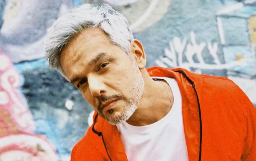 **** O ator e apresentador Otaviano Costa, de 51 anos, contou, nessa segunda-feira (22), que foi submetido a uma cirurgia no peito devido a um aneurisma da aorta. Em v&iacute;deo publicado no Instagram, o marido da atriz Fl&aacute;via Alessandra, de 50, afirmou que descobriu a doen&ccedil;a h&aacute; cerca de 30 dias, quando come&ccedil;ou a sentir dores abdominais e se consultou com um cardiologista no dia 6 de junho, um dia antes do anivers&aacute;rio da esposa.
