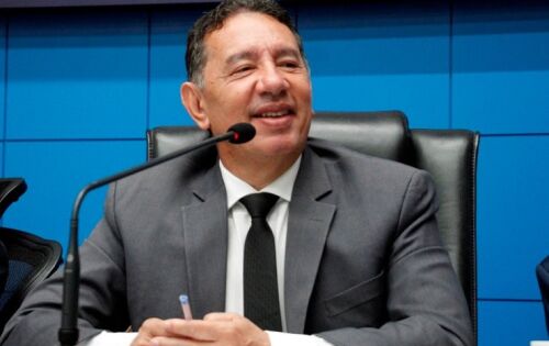 ***O presidente da Assembleia Legislativa de Mato Grosso do Sul (ALEMS), deputado Gerson Claro (PP), anunciou a abertura do 2&ordm; lote de inscri&ccedil;&otilde;es para a Corrida dos Poderes. O novo lote ser&aacute; liberado na pr&oacute;xima segunda-feira (16) a partir das 8h no site oficial do evento. Corrida dos Poderes reuniu 2,5 mil pessoas na primeira edi&ccedil;&atilde;o Poder&atilde;o se inscrever os servidores p&uacute;blicos de Mato Grosso do Sul, p&uacute;blico geral e crian&ccedil;as. O presidente da ALEMS, deputado Gerson Claro, destacou a realiza&ccedil;&atilde;o da 2&ordf; edi&ccedil;&atilde;o da corrida, em especial na pr&aacute;tica de esporte com mobiliza&ccedil;&atilde;o de todo o p&uacute;blico.