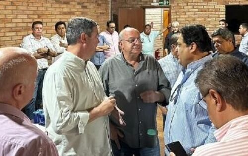 *** O governador Eduardo Riedel esteve nesta quarta-feira, 11, em Rio Verde para cumprir dois compromissos, primeiro para participar de uma reuni&atilde;o com empres&aacute;rios que est&atilde;o investindo fortemente em Rio Verde, respons&aacute;veis pela abertura de dois frigor&iacute;ficos que ir&atilde;o abater 800 animais/dia e gerar cerca de 450 empregos e participar de uma reuni&atilde;o pol&iacute;tica para refor&ccedil;ar seu apoio ao candidato &agrave; reelei&ccedil;&atilde;o de Re&uacute;s Fornari e Jorginho-vice. Ap&oacute;s a reuni&atilde;o com os empres&aacute;rios, a comitiva do governador Eduardo Riedel se dirigiu ao Clube da Melhor Idade para um encontro com os 64 candidatos da coliga&ccedil;&atilde;o &ldquo;Um novo tempo para Rio Verde. O evento foi super bem prestigiado!! 