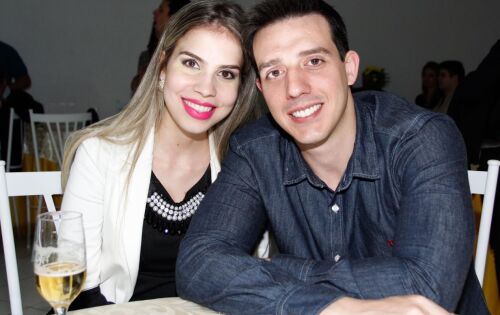 ***Os jovens e lindo casal de médicos anestesista, Fernanda Torraca e Bruno Grecco Sampaio sempre de bem com a vida e se atualizando sempre com tudo que há de mais moderno na medicina. Drª Fernanda além de uma excelente e competente anestesista é também formada em bloqueio de dor aqui no Brasil e nos Estados Unidos. Neste sábado (28), minha sobrinha, Fernada Torraca celebra mais um ano de vida. Nosso carinho e votos de felicidades sempre!!