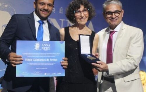 ***A servidora da Secretaria de Estado de Saúde de MS, a enfermeira Hilda Guimarães de Freitas, recebeu, no dia 17, em Recife, o Prêmio Anna Nery, o maior reconhecimento da enfermagem no Brasil. A premiação foi entregue durante o 26º CBCENF (Congresso Brasileiro dos Conselhos de Enfermagem). Criada em 2012, a honraria é oferecida pelo Cofen (Conselho Federal de Enfermagem) e Conselhos Regionais a profissionais cuja trajetória de comprometimento e dedicação contribui para o desenvolvimento da enfermagem brasileira.