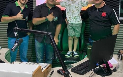 *** O amigo Sargento Caetano, mais conhecido como “Cavalinho”, (Boné) foi o entrevistado da semana em Rio Verde no programa Quarta do Esporte. Ele compartilhou um pouco da sua trajetória nos esportes, desde os tempos do famoso “campo da latinha” até os dias de hoje. Cavalinho é muito querido pela população de Rio Verde.