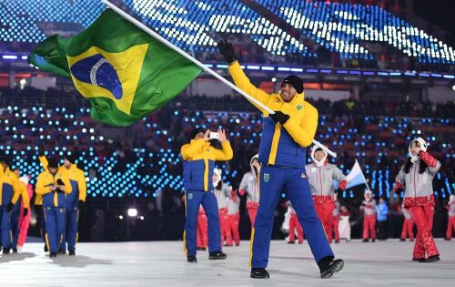 Edson com a bandeira do Brasil