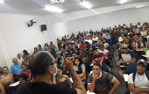 Professor Carl&atilde;o falando da import&acirc;ncia de ser um doador (Foto: Carlos Alberto Rezende