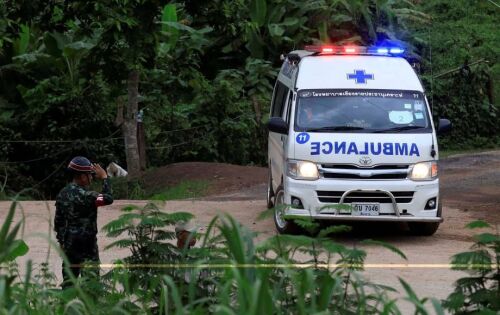 Uma ambul&acirc;ncia aguarda pelos &uacute;ltimos 2 meninos a serem resgatados da caverna de Tham Luang, na Tail&acirc;ndia - 10/07/2018 (Soe Zeya Tun/Reuters)