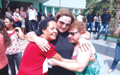 Policial Civil Maria Campos e as irm&atilde;s Eva e Irani durante reencontro (Foto: Divulga&ccedil;&atilde;o/PC