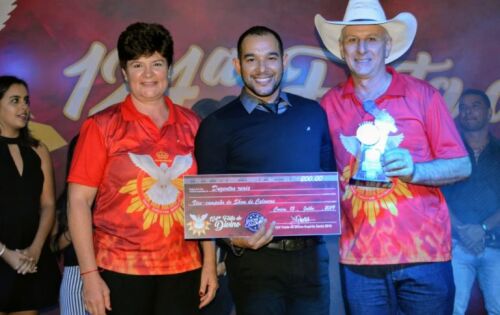 Em segundo lugar recebendo a premia&ccedil;&atilde;o dos capit&atilde;es do mastro da Festa do Divino, Boaventura Rosa e Ilvania Boza trof&eacute;u e 200 reais ganhou Josimar Camposano