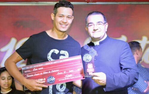 Em terceiro Lugar ficou Caio Cesar, recebendo do Padre Londres, p&aacute;roco da Catedral S&atilde;o Jos&eacute;, trof&eacute;u e 100 reais em premia&ccedil;&atilde;o