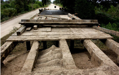 Ponte de madeira em reconstru&ccedil;&atilde;o na MS-184 (Estrada-Parque), Pantanal da Nhecol&acirc;ndia
