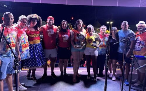 Representantes dos blocos recebendo a premia&ccedil;&atilde;o