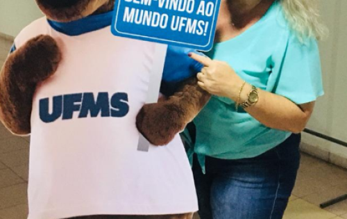 Silvana com o mascote da UFMS, Capivara