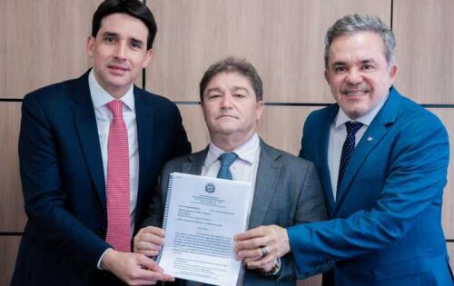 Ministro de Portos e Aeroportos do Brasil Silvio Costa Filho, prefeito Edilson Magro e deputado federal Vander Loubet (PT)