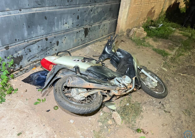 Motociclista fica gravemente ferida ao ser atingida por carro no Senhor Divino
