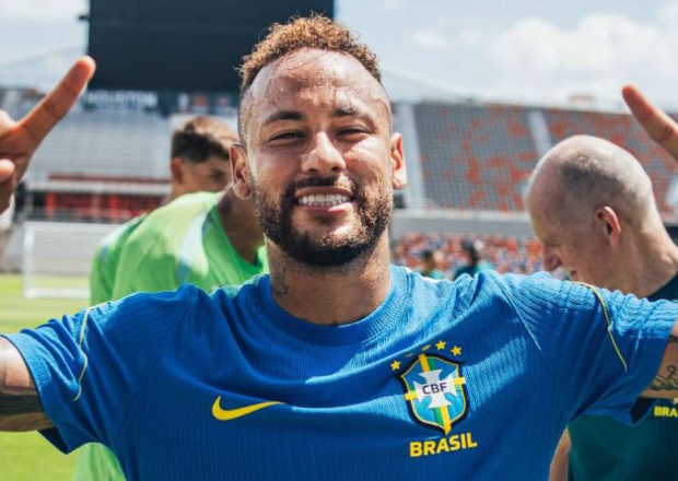 Neymar mostra chuteira com nomes dos filhos antes do jogo contra o Jap&atilde;o