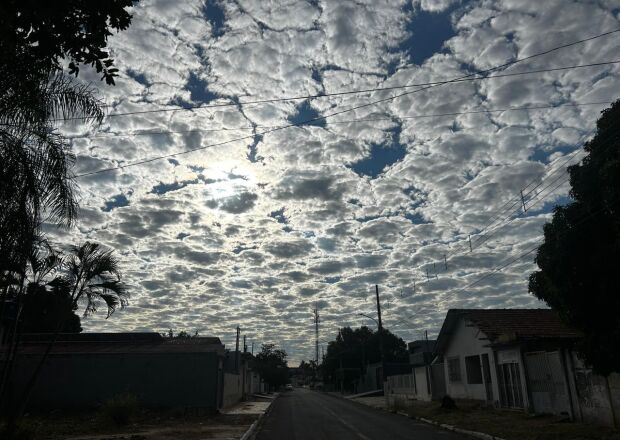 Sol aparece entre nuvens no amanhecer e calor predomina nesta quarta-feira em Coxim
