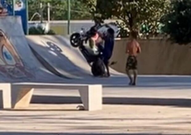 Pista de skate rec&eacute;m-inaugurada em Coxim vira palco para manobras com bicicleta el&eacute;trica 