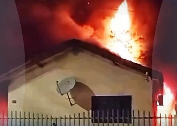Inc&ecirc;ndio de grandes propor&ccedil;&otilde;es atinge resid&ecirc;ncia no bairro Senhor Divino em Coxim