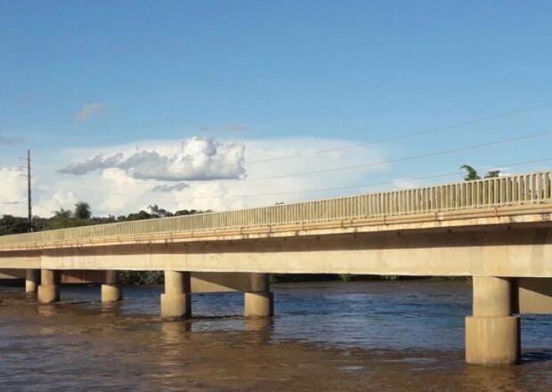 Brincadeira ou perigo? crian&ccedil;as pulando da ponte sobre o Rio Taquari acende alerta em Coxim