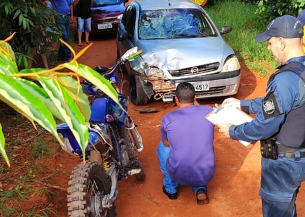 Colisão frontal entre moto de trilha e carro deixa duas pessoas feridas próximo ao Córrego Fortaleza