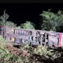 &Ocirc;nibus com 67 paraguaios cai em ribanceira e deixa 3 mortos; 40 ficam feridos