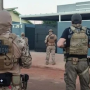 Opera&ccedil;&atilde;o contra fac&ccedil;&atilde;o criminosa termina com dois suspeitos mortos e apreens&atilde;o de armas 