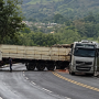 Carreta perde tra&ccedil;&atilde;o na subida, desce de r&eacute; e provoca colis&atilde;o na BR-060, em Camapu&atilde;
