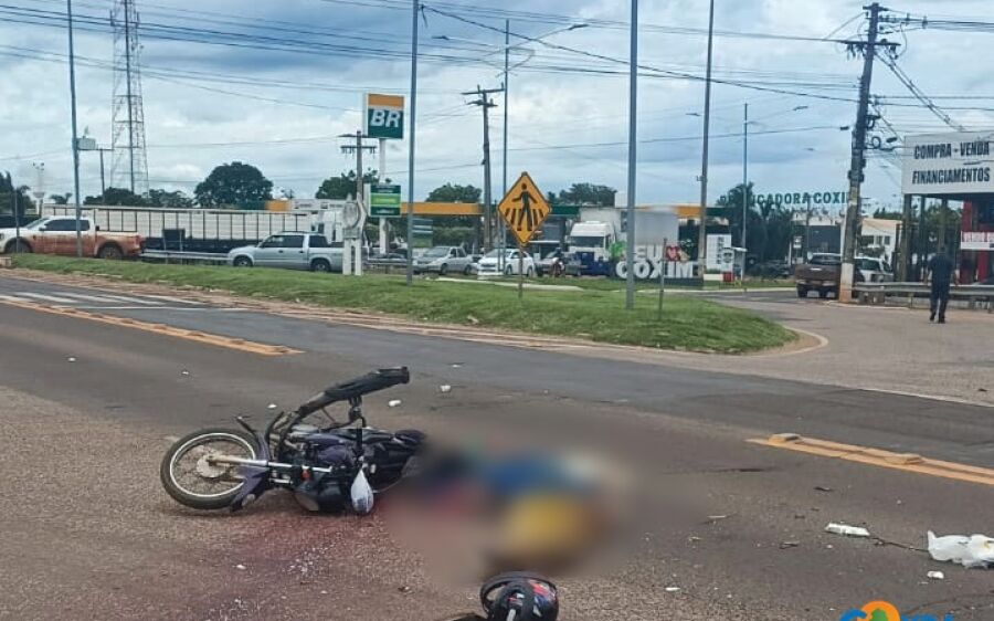 Motociclista morre após ser atingido por carreta na BR-163 em Coxim