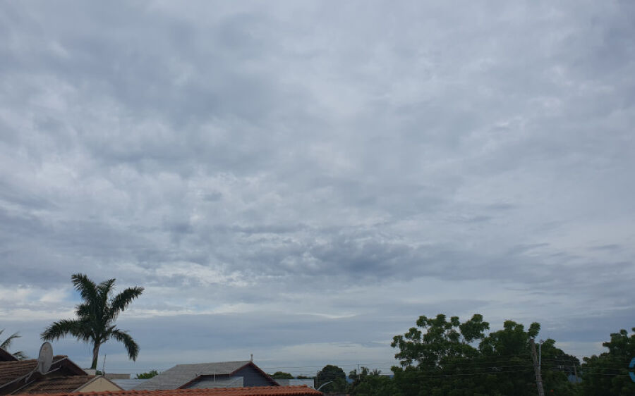 Deslocamento de frente fria segura temperaturas e traz risco de chuva forte