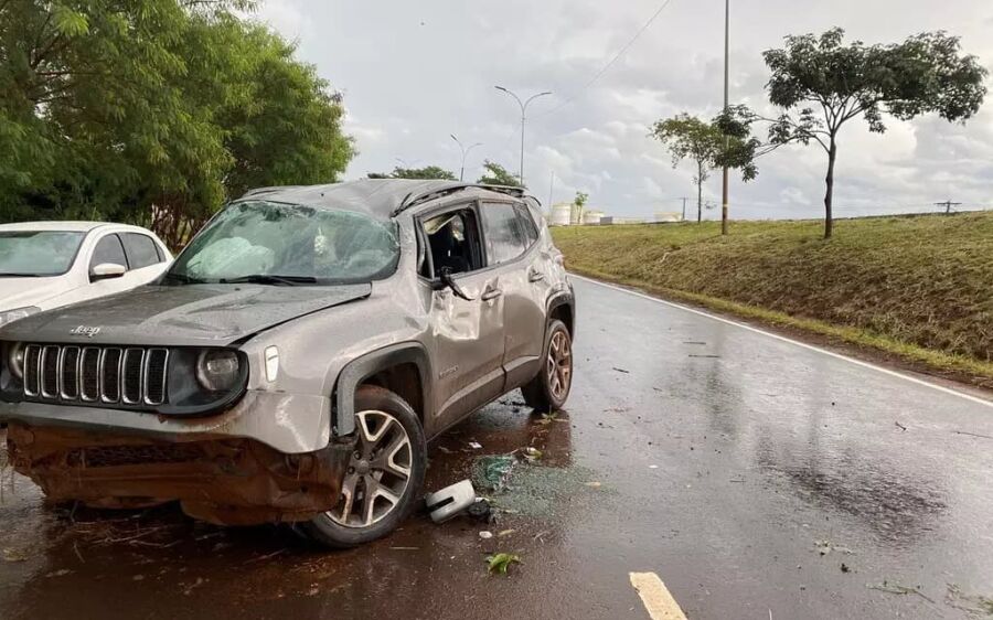 Motorista perde controle da direção, bate em árvore e capota veículo na Capital
