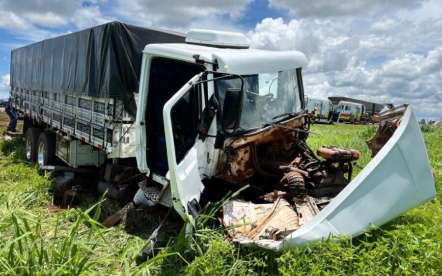 Três pessoas morrem em acidente entre caminhão e camionete na BR-163, em Sonora