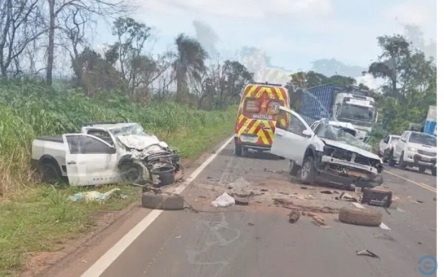 Duas pessoas morrem após veículos baterem de frente na BR-163
