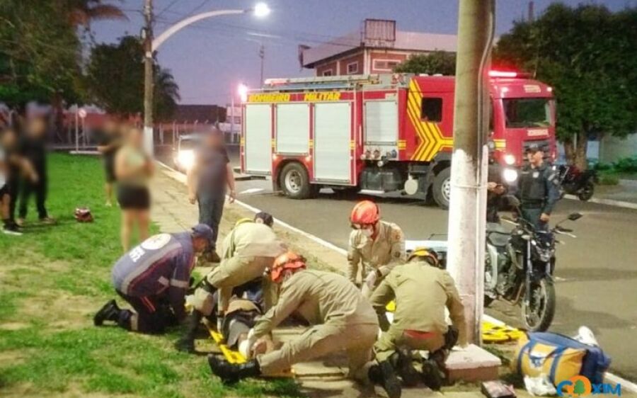 Acidente de moto deixa duas pessoas feridas no centro de Coxim