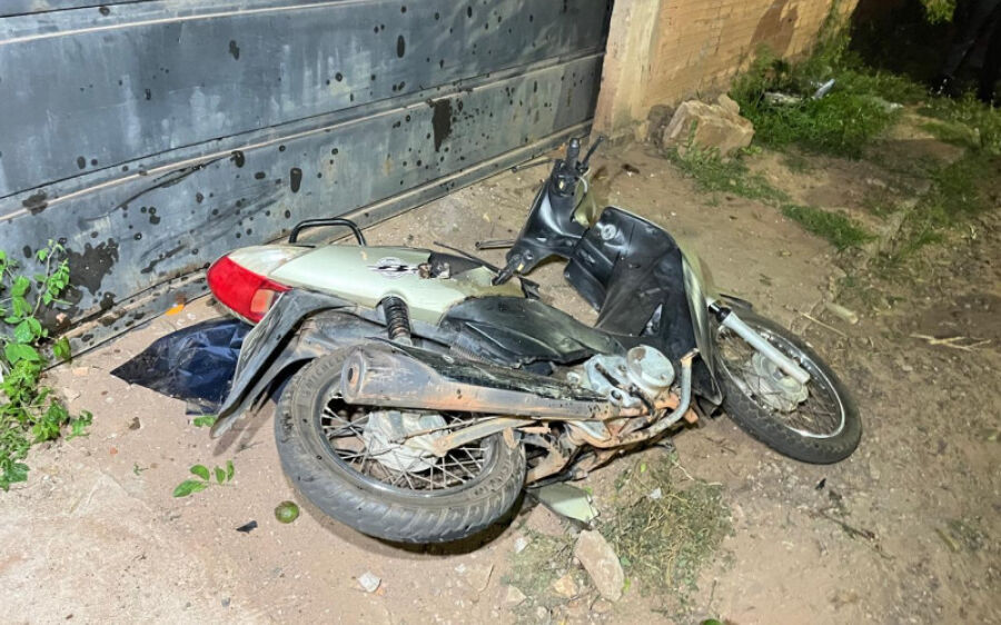 Motociclista fica gravemente ferida ao ser atingida por carro no Senhor Divino
