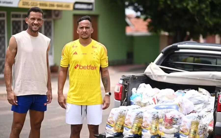 Após jogo solidário, goleiro Rodolfo e zagueiro Rodrigo doam cestas básicas em Coxim