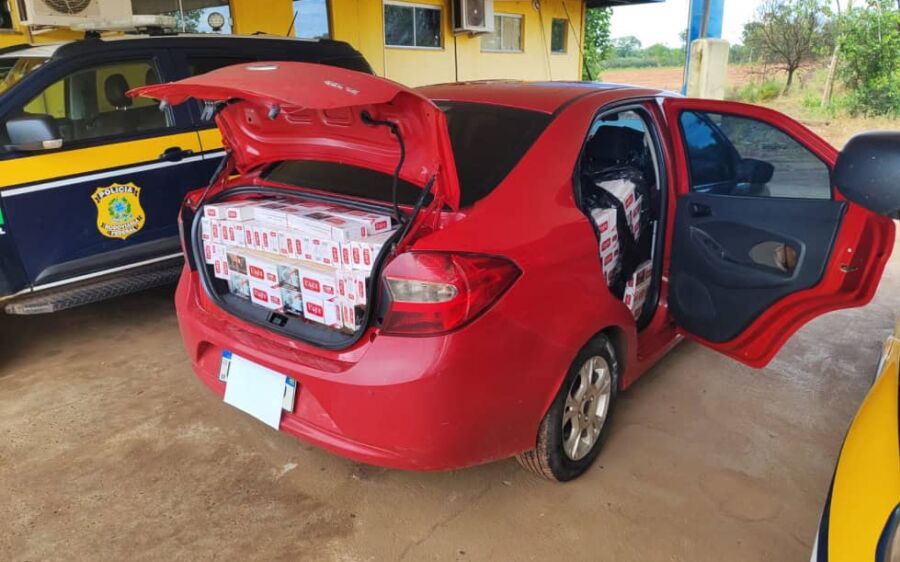 Motorista foge da PRF, causa acidente e é preso com 20 mil maços de cigarros contrabandeados