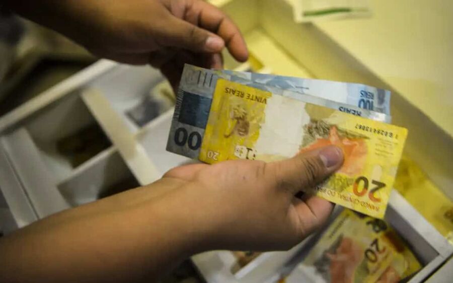 Inflação que calcula reajuste do salário mínimo fica em 4,84%