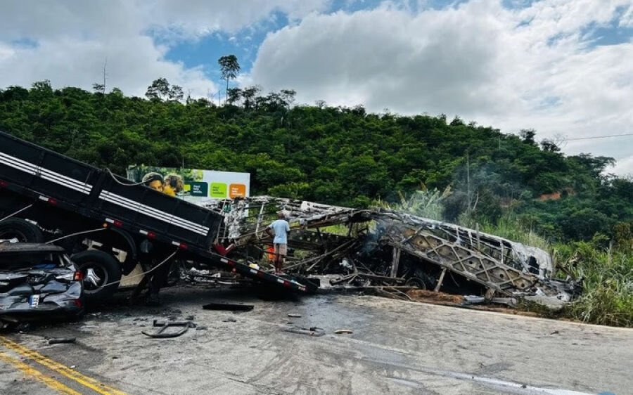 Motorista de carreta envolvido em acidente com 39 mortes fugiu, diz PRF
