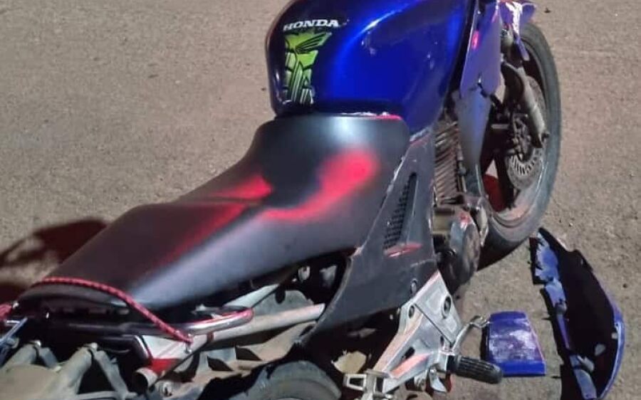 Colisão em caminhonete estacionada deixa motociclista com fratura exposta, em São Gabriel do Oeste