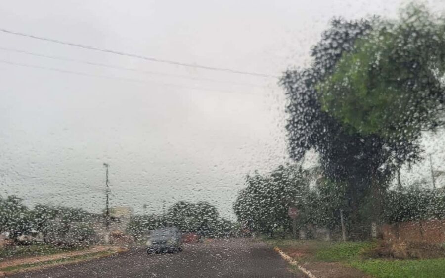 Domingo em Coxim começa com alerta de chuva e termina com tempo firme e temperaturas mais amenas 
