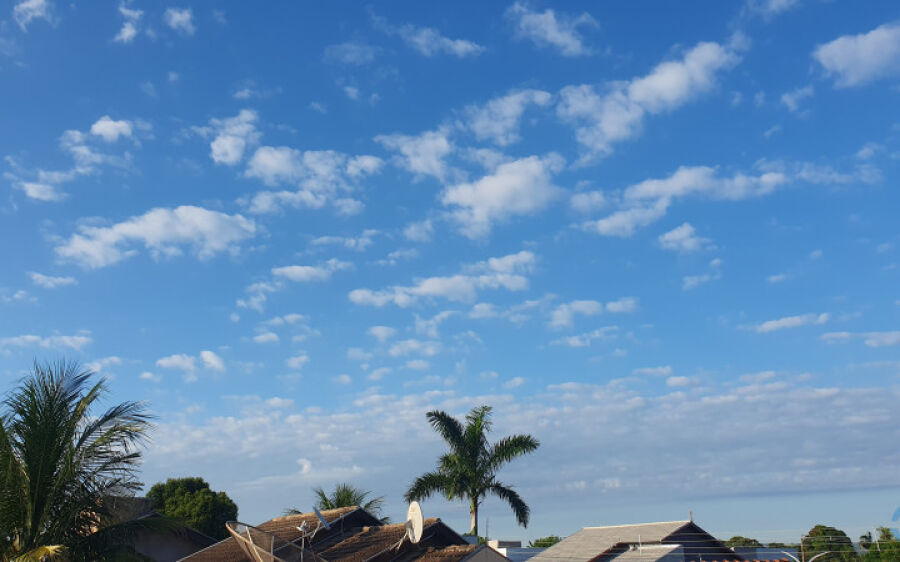 Semana começa com Sol, mas chuva pode aparecer e com risco de temporais