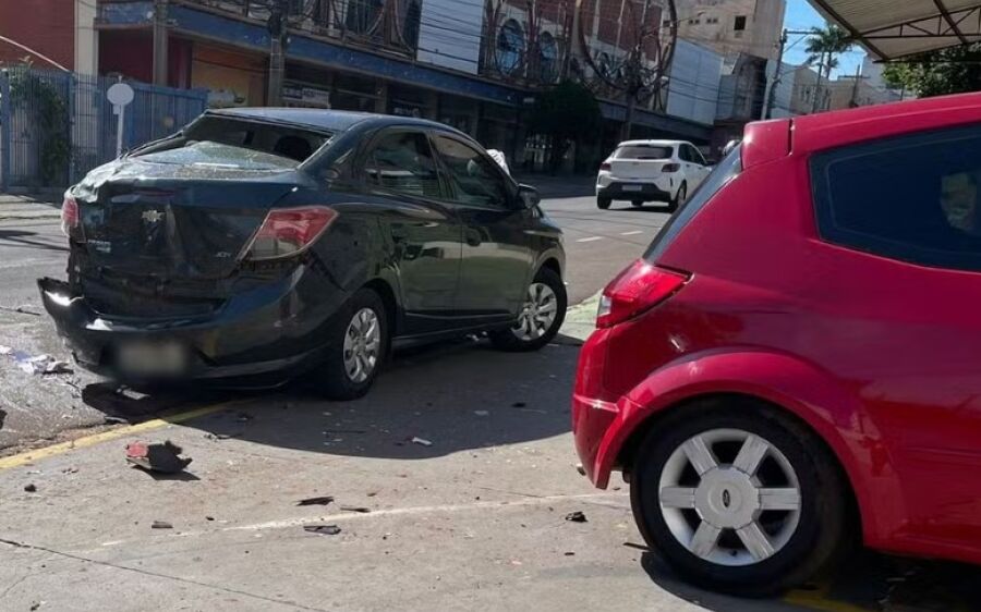 Homem morre esmagado após perder controle da direção e bater carro em dois veículos estacionados